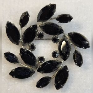 Vintage Black Rhinestone Wreath Brooch / Pin